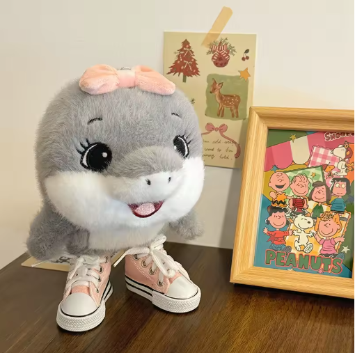 Peluche kawaii de tiburón con zapatillas
