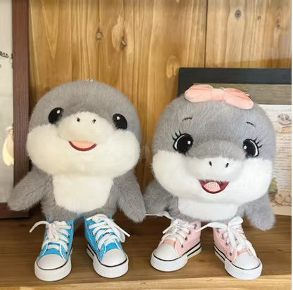 Peluche kawaii de tiburón con zapatillas