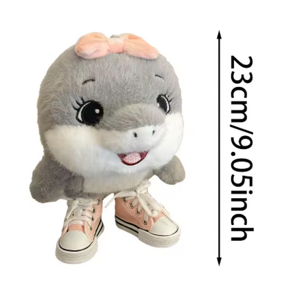 Peluche kawaii de tiburón con zapatillas