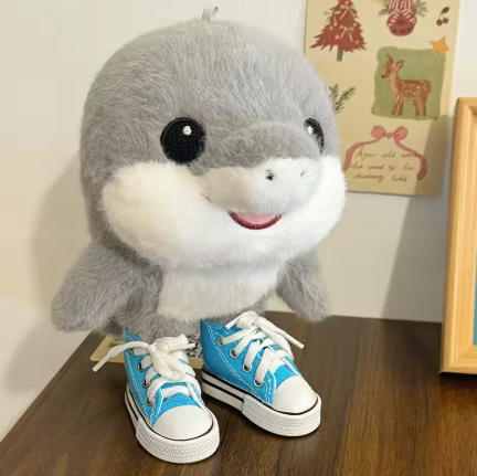 Peluche kawaii de tiburón con zapatillas