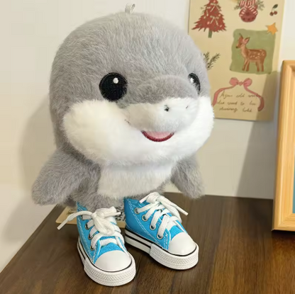 Peluche kawaii de tiburón con zapatillas
